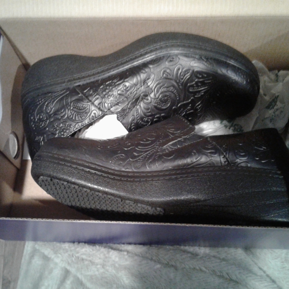 Slip Resistant Black Nursing Shoes (size 5) (womens)